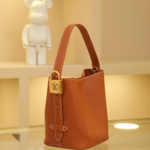 Alternative view of Full-Leather Bucket Bag LOW KEY ALL IN BB Handbag👝 The All In BB handbag from the Low Key collection features a compact bucket silhouette crafted from grained cowhide leather, offering versatile carrying options for day-to-night occasions. Distressed metal hardware evokes vintage charm, while the LV padlock and detachable Monogram pouch showcase signature style.Dimensions: 18 x 12 x 16 cm (Height x Width x Length)